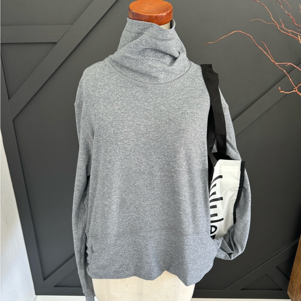 NWOT attached lululemon Ready to Rulu Pullover
